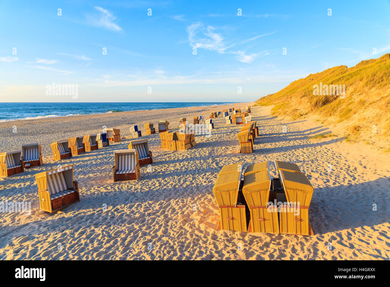 Chaises de plage au coucher du soleil, l'île de Sylt, Allemagne Banque D'Images
