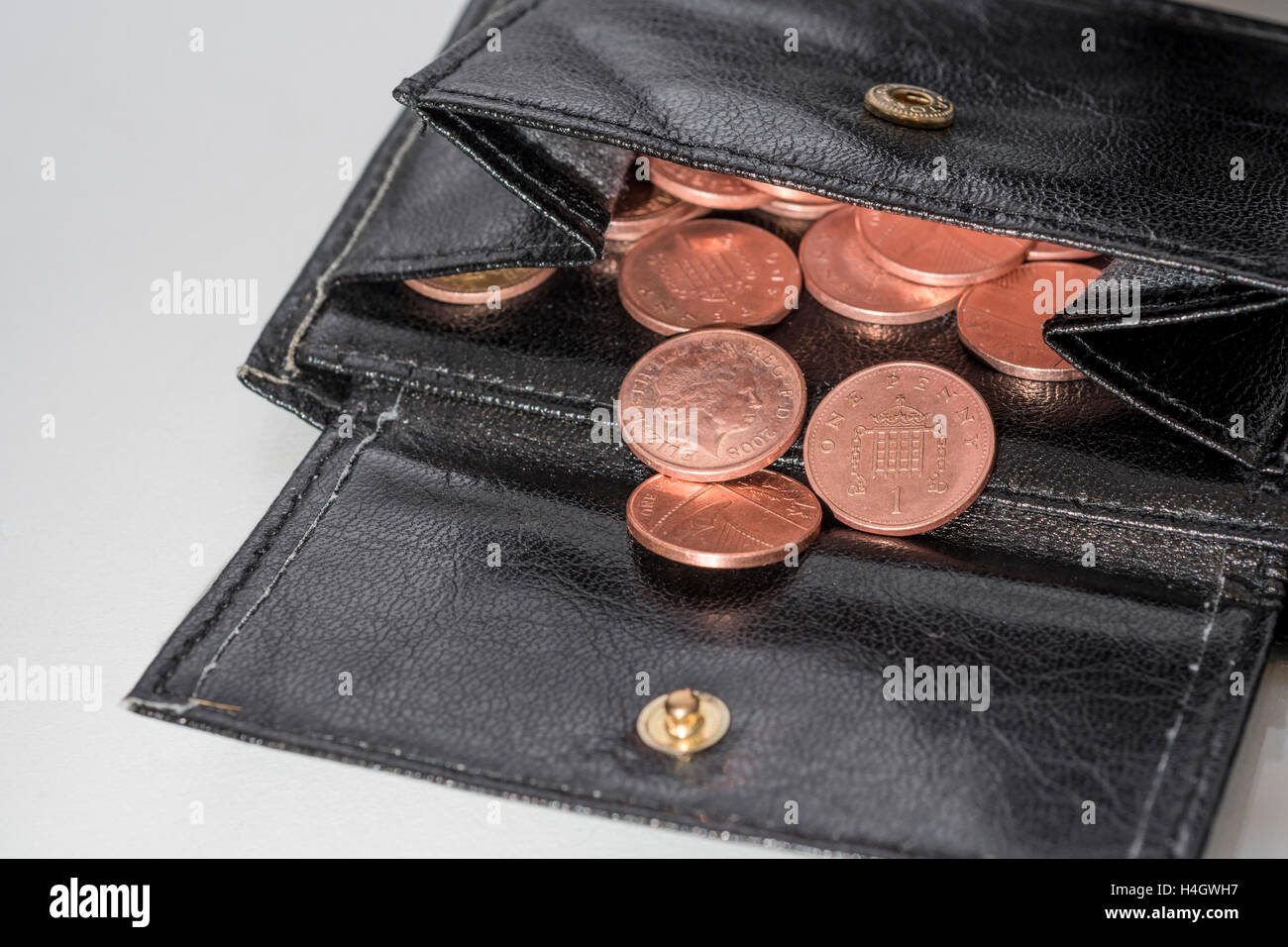 Photo de porte-monnaie/portefeuille ouvert révélant des sous-mains libres  au Royaume-Uni - visuel pour le concept de « coût de la vie en hausse », «  pénitence », spendthrift 30s, sans ressources Photo