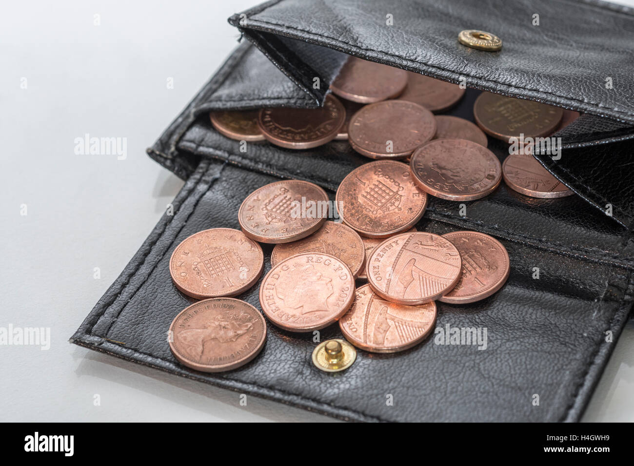 Photo de porte-monnaie/portefeuille ouvert révélant des sous-mains libres  au Royaume-Uni - visuel pour le concept de « coût de la vie en hausse », «  pénitence », spendthrift 30s, sans ressources Photo