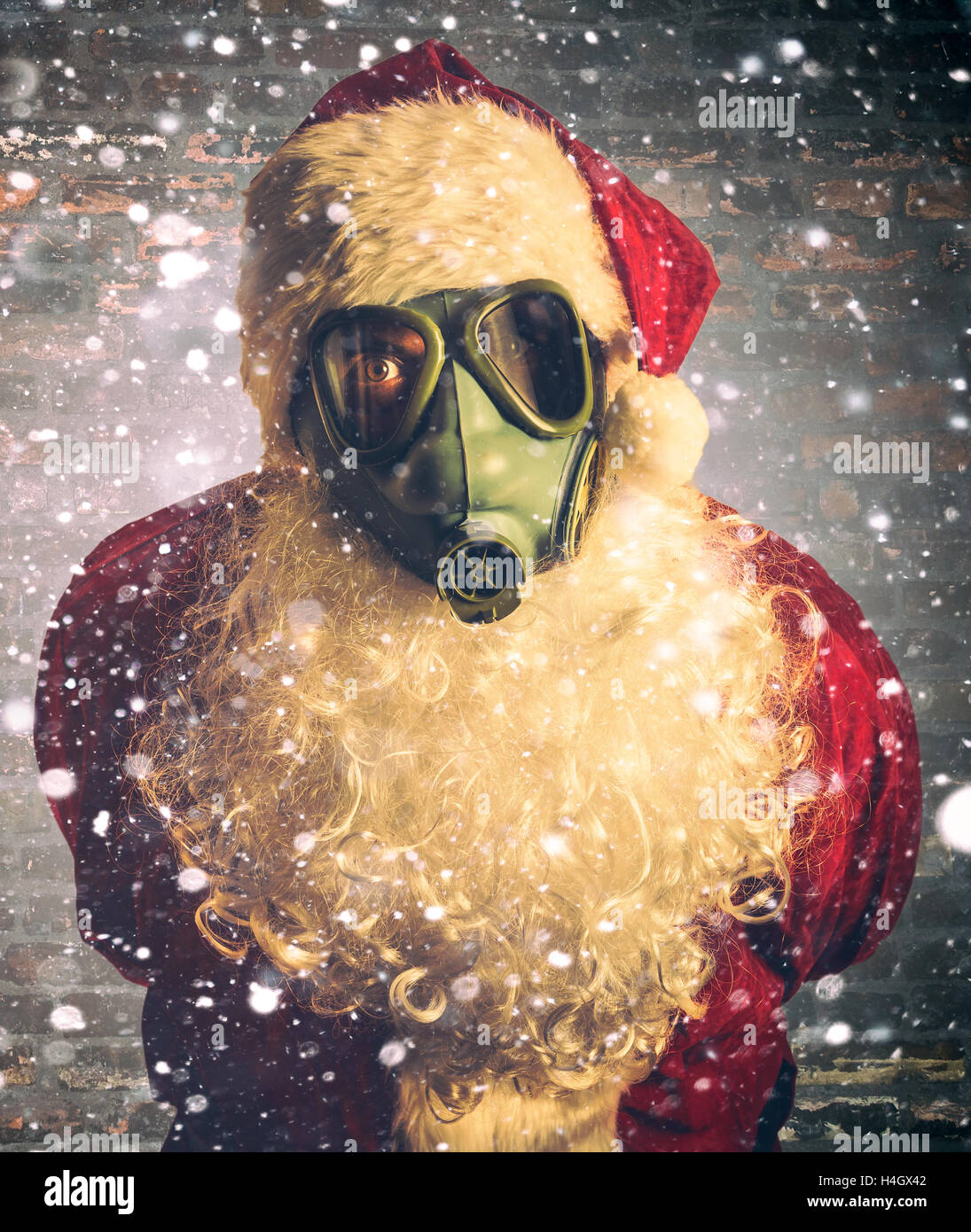 Scary Santa Claus avec masque à gaz et neige en arrière-plan,espace blanc Banque D'Images