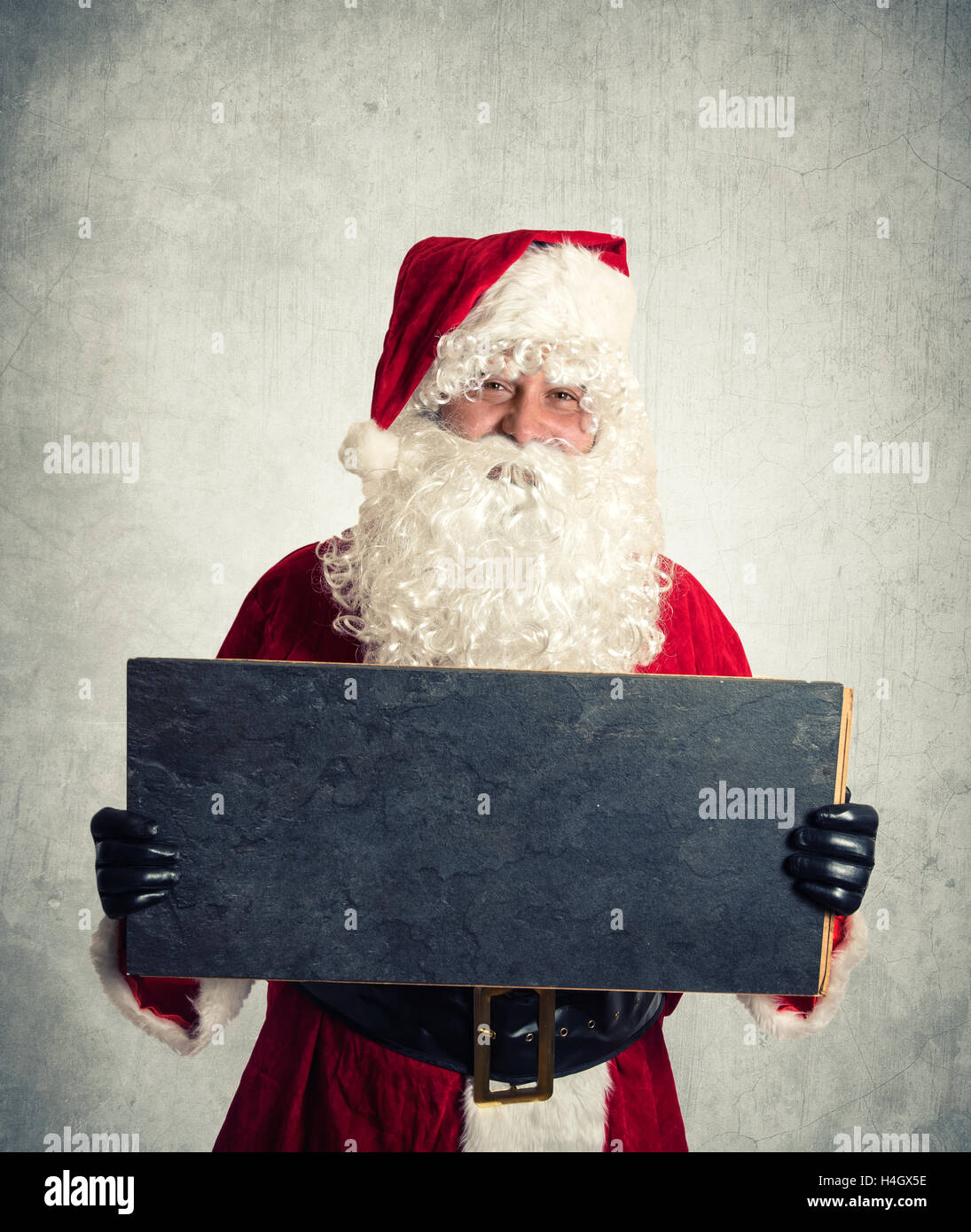 Père Noël avec chalkbord vierge tenant dans ses mains Banque D'Images