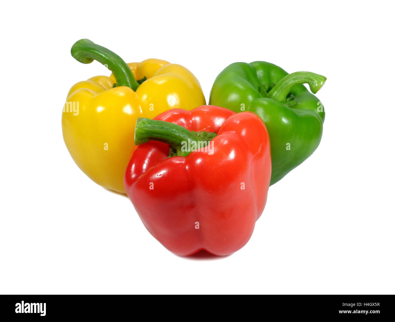 Trois poivrons mûrs, jaune et vert et rouge, avec tige isolé sur fond blanc, close-up Banque D'Images