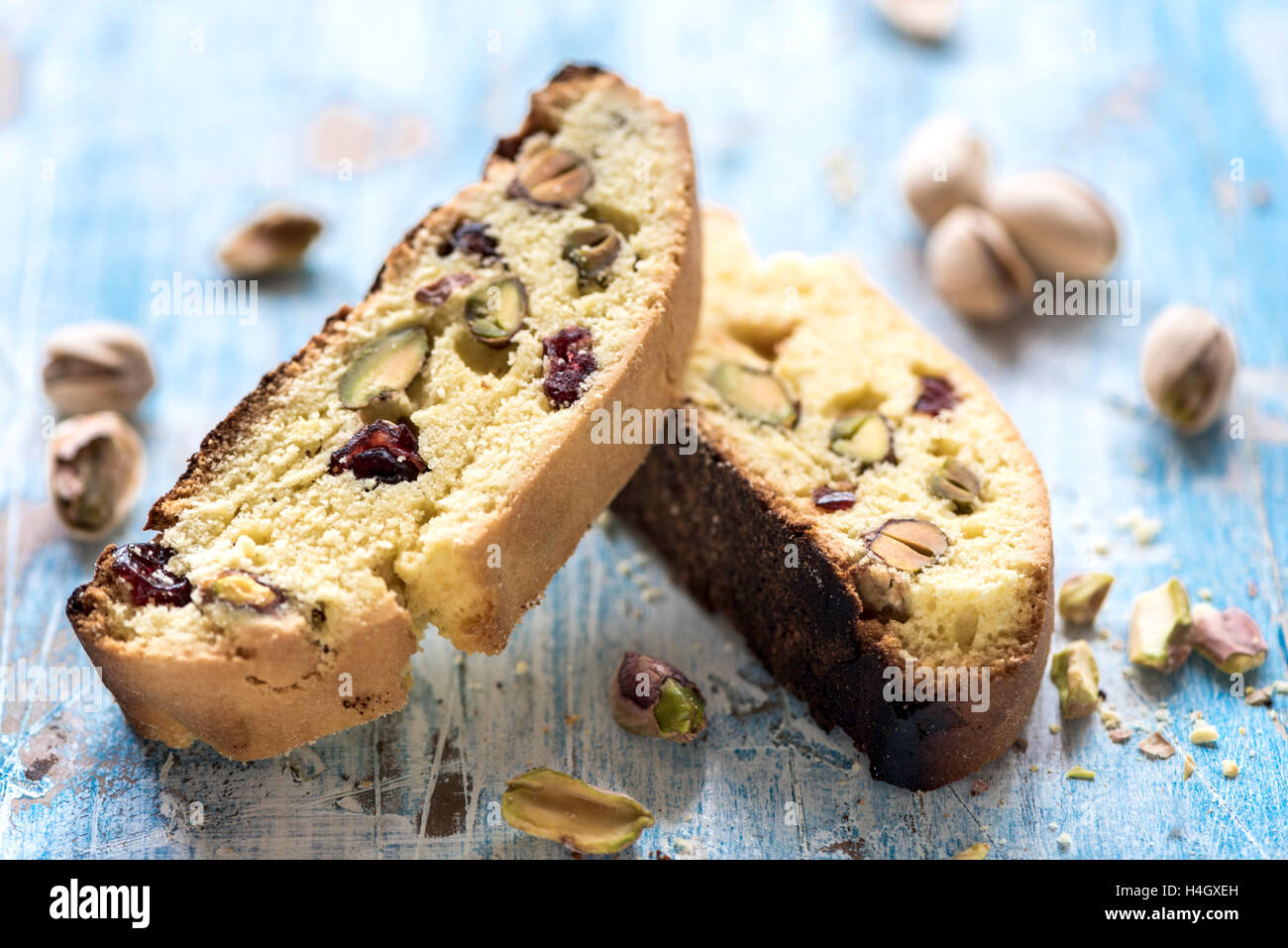 Tranches de pistaches cookies avec de petits fruits sur la table, selective focus Banque D'Images