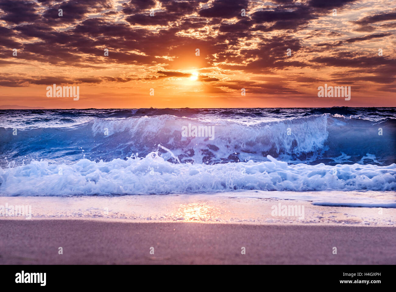 Big Blue Sea waves et le lever du soleil en arrière-plan Banque D'Images
