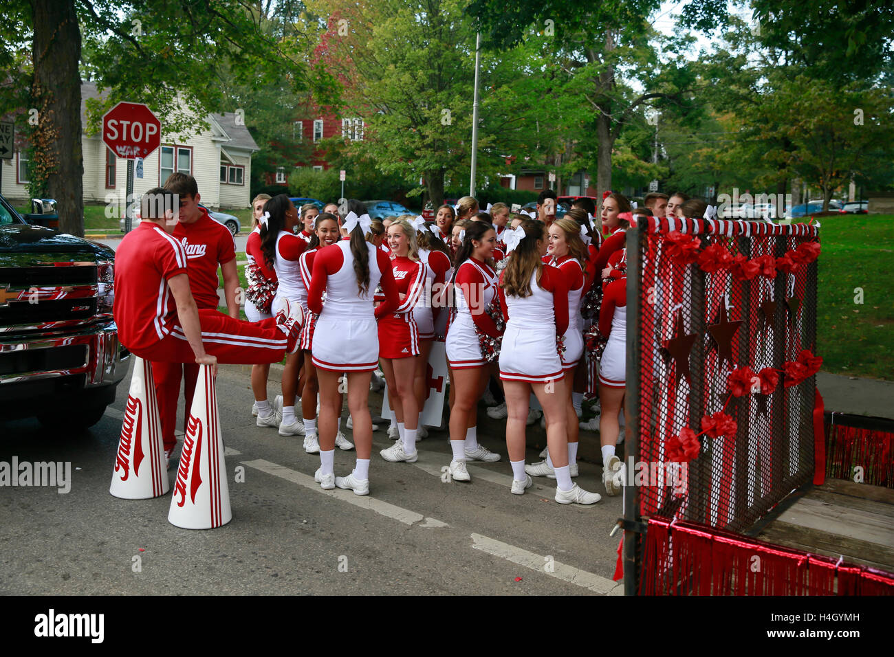 Cheerleaders de l'Université de l'Indiana. Ui homecoming parade. (Photo de Jeremy Hogan) Banque D'Images