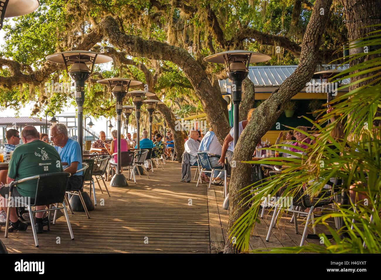 Le cap sur l'eau à Saint Augustine propose des fruits de mer locaux dans un parc naturel en front de mer sur l'Intracoastal Waterway. Banque D'Images