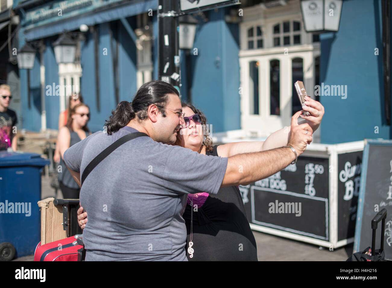 Deux personnes prenant une dans la rue selfies Banque D'Images