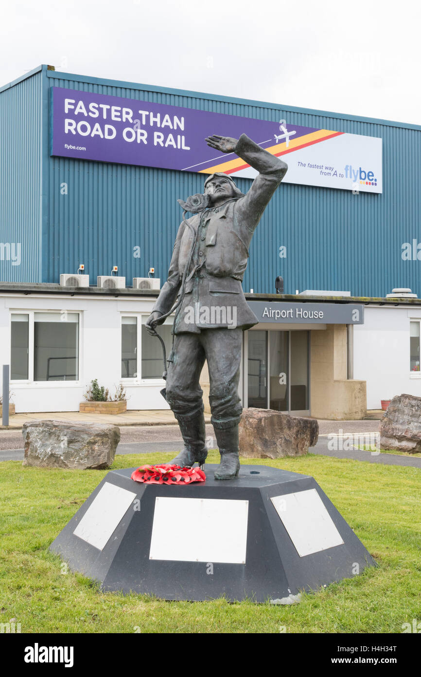Bataille d'Angleterre l'ouragan d'un pilote de chasse de l'aéroport Chambre statue en dehors de l'espace de bureau et 3 de l'aéroport d'Exeter à crochet Banque D'Images