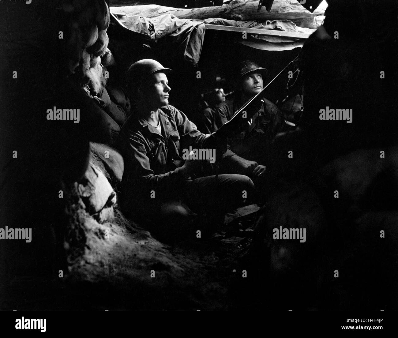 Fantassins de l'armée américaine avec le 27e Régiment d'infanterie de tunnels sur la ligne de front pendant la bataille de Heartbreak Ridge dans la guerre de Corée 10 août 1952 en Corée. Banque D'Images