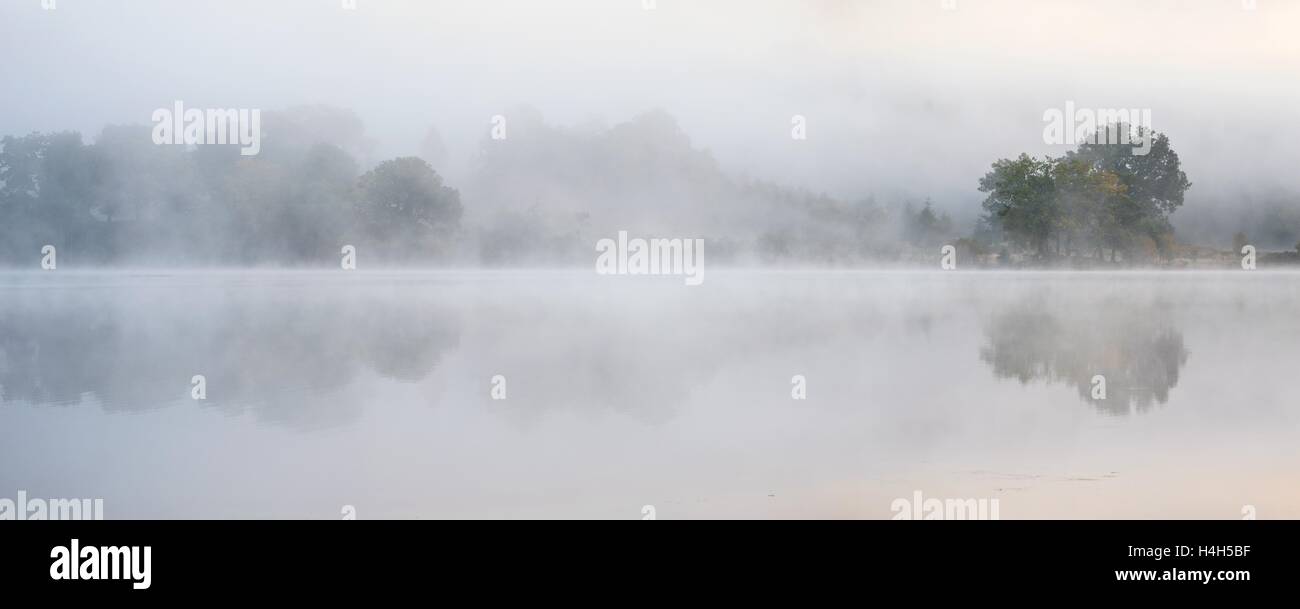 Une brume d'automne sur le Loch Achray Banque D'Images