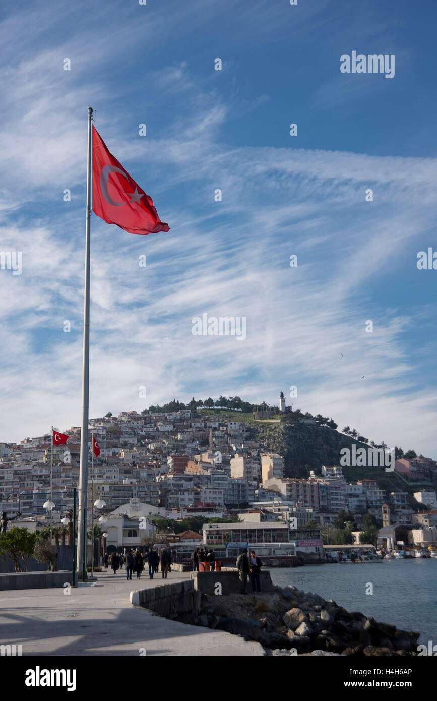 Drapeau turc sur le poteau et le paysage de Kusadasi AYDIN TURQUIE 21 Décembre 2014 Banque D'Images