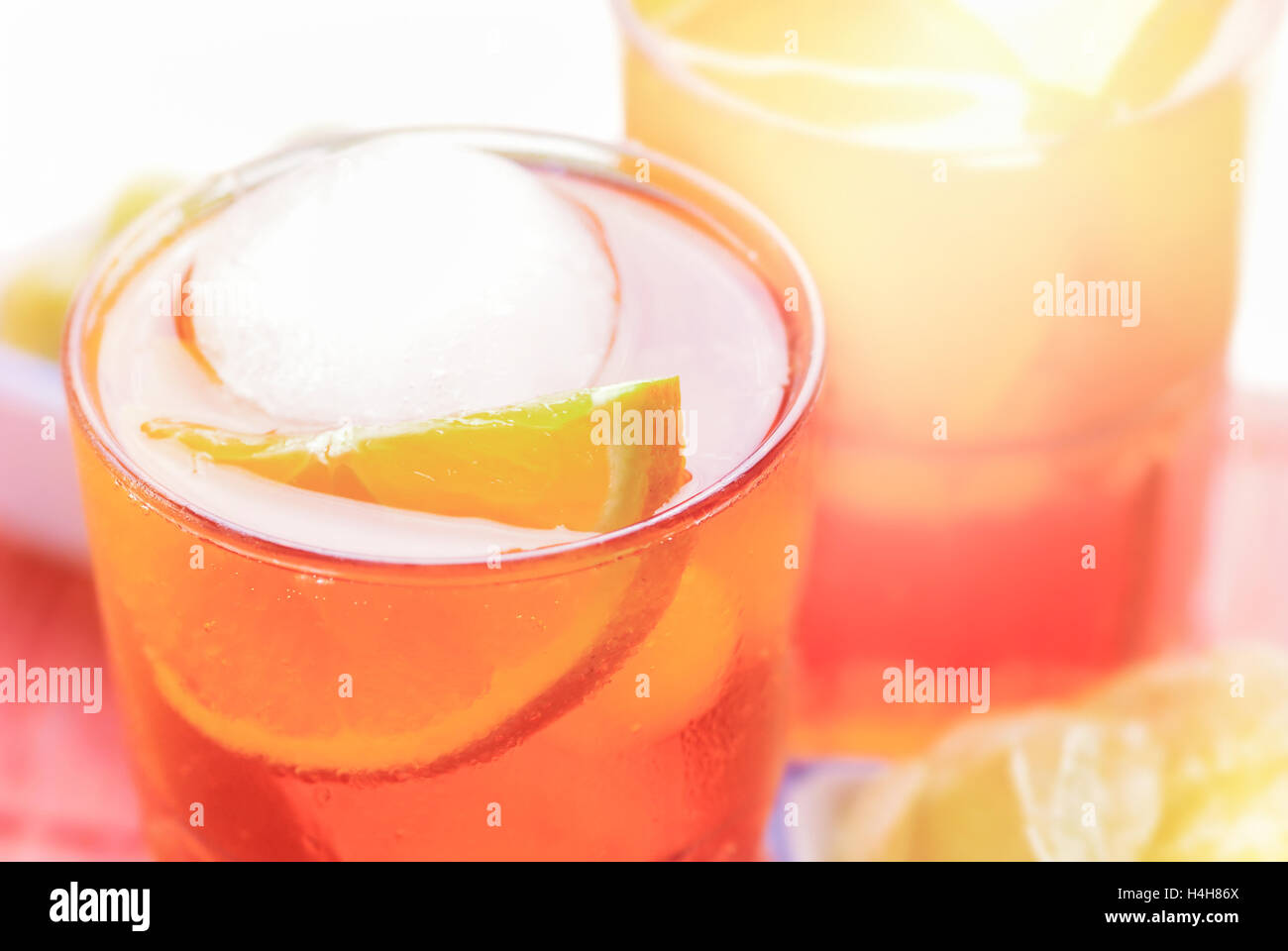 Spritz apéritif avec des glaçons et des tranches d'orange Banque D'Images