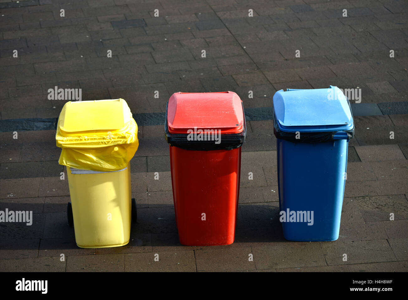 Poubelles de couleur, rouge, jaune, bleu, la séparation des déchets, Tenerife, Canaries, Espagne Banque D'Images