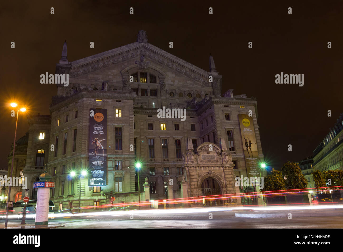 PARIS - SEPT 17, 2014 : vue de la nuit de la façade du palais de l'Opéra Garnier ou l'Opéra de Paris. Banque D'Images