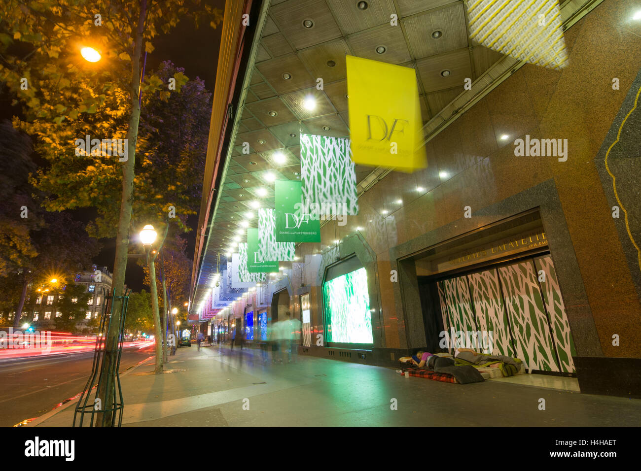 PARIS - SEPT 17, 2014 : les sans-abri dormir près du célèbre galeries Lafayette. Paris, France Banque D'Images