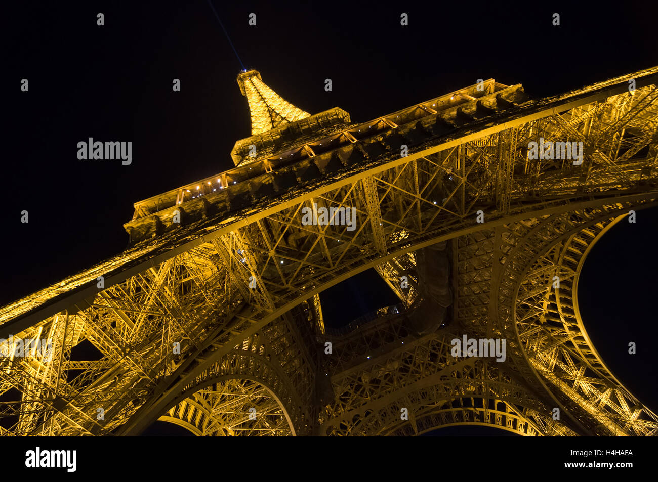 PARIS - 16 septembre 2014 : Tour Eiffel Luminosité Afficher dans le crépuscule. La Tour Eiffel est l'un des monument le plus visité. Banque D'Images