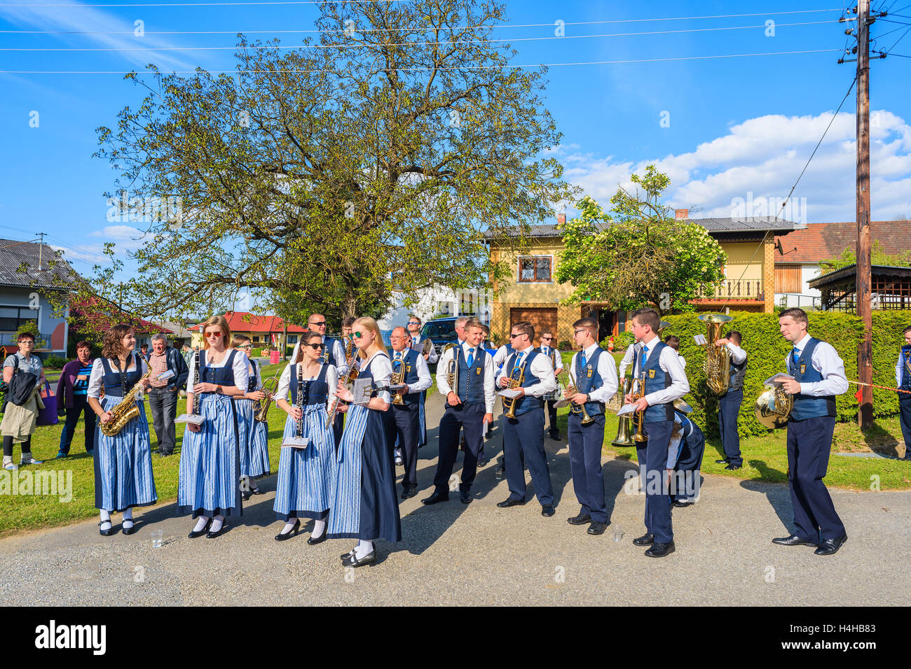 Vitrage VILLAGE, FRANCE - Apr 30, 2016 : music band se préparent à une parade lors de la célébration de l'arbre peut-être. En Allemagne et au Banque D'Images
