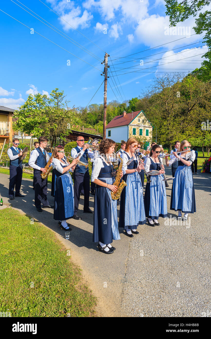 Vitrage VILLAGE, FRANCE - Apr 30, 2016 : music band se préparent à une parade lors de la célébration de l'arbre peut-être. En Allemagne et au Banque D'Images