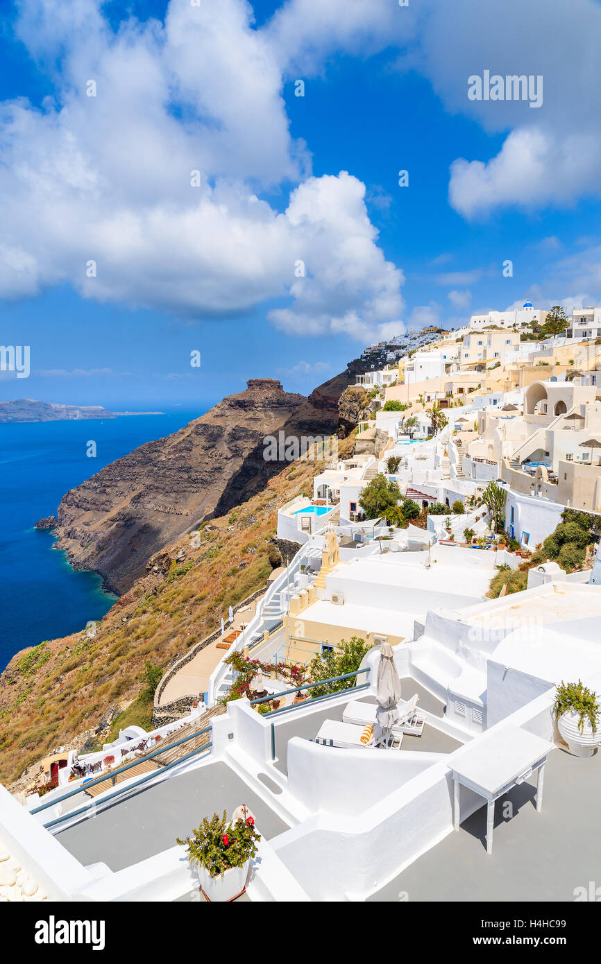 Dans l'architecture grecque typique village de Firostefani et vue sur la caldeira du volcan, l'île de Santorin, Grèce Banque D'Images