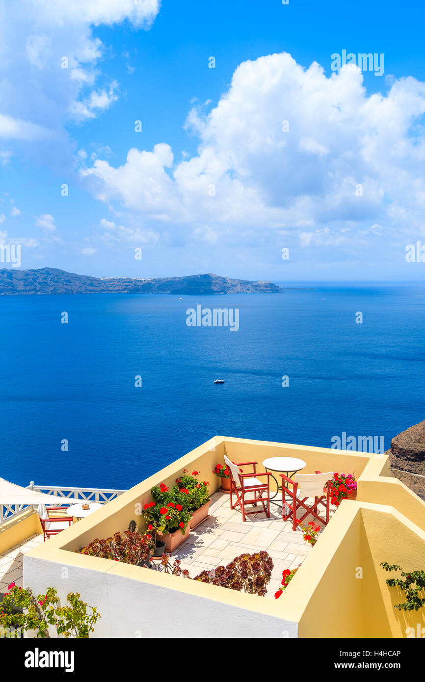 Table et chaises sur terrasse avec vue sur la mer dans le magnifique village de Firostefani, Santorin, Grèce Banque D'Images