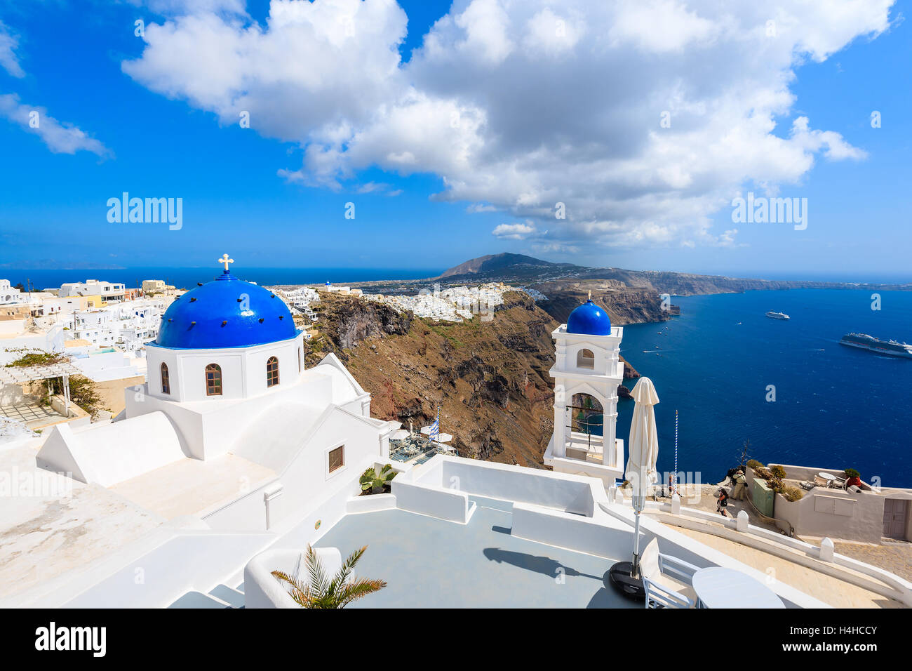 Église avec dôme bleu blanc à Imerovigli village et mer en arrière-plan, l'île de Santorin, Grèce Banque D'Images