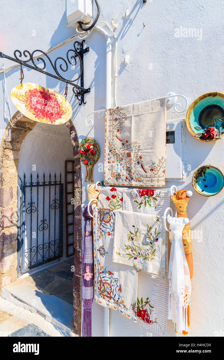 OIA, Santorini Island - 22 MAI 2016 : Boutique avec souvenirs sur rue à Oia sur l'île de Santorin, Grèce. Banque D'Images