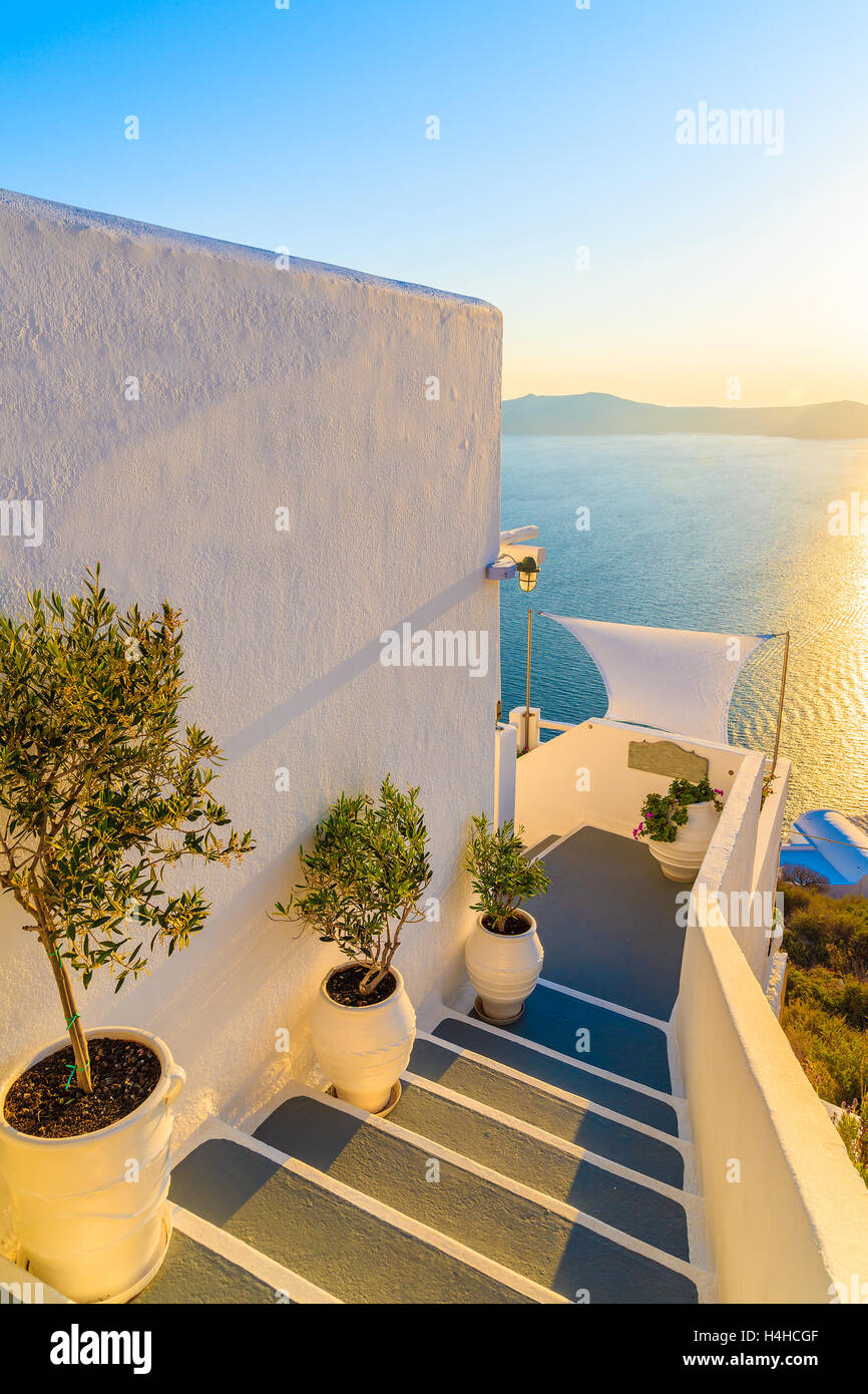 Étapes de Fira avec mer en arrière-plan à l'heure du coucher du soleil, l'île de Santorin, Grèce Banque D'Images