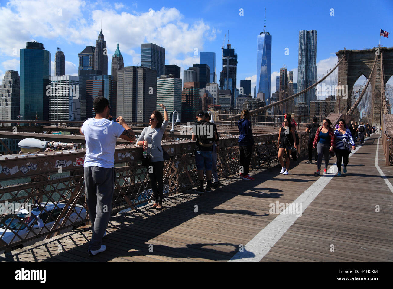 Les touristes sur le pont de Brooklyn, New York, USA Banque D'Images