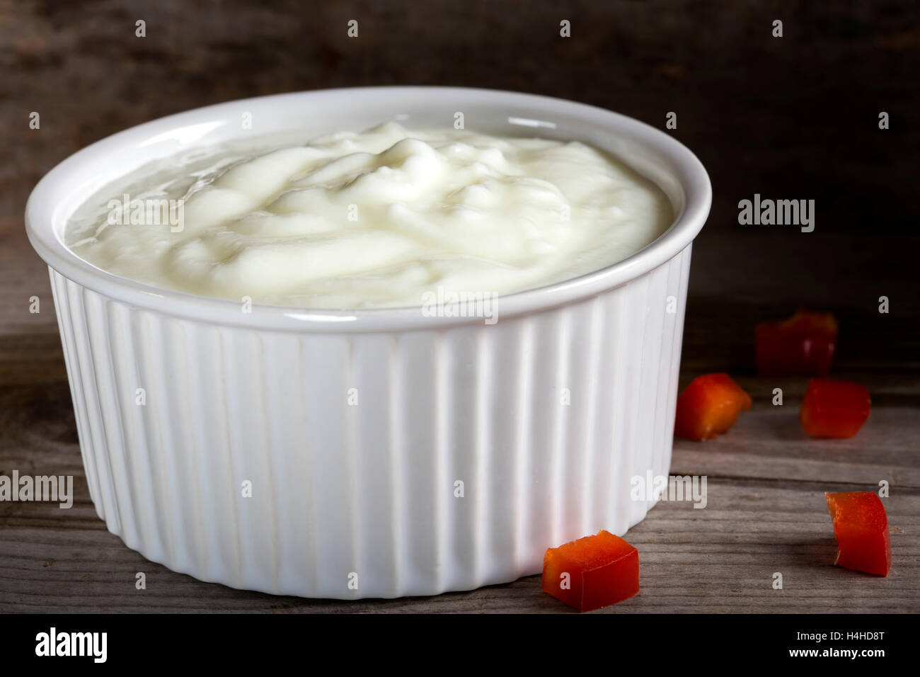 Le yogourt dans un bol en céramique blanche sur une table en bois Banque D'Images