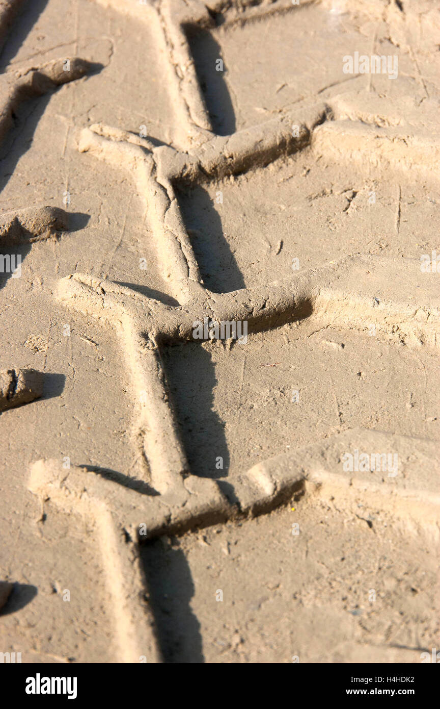 Les traces de pneus dans le sable humide d'un camion ou tracteur Banque D'Images