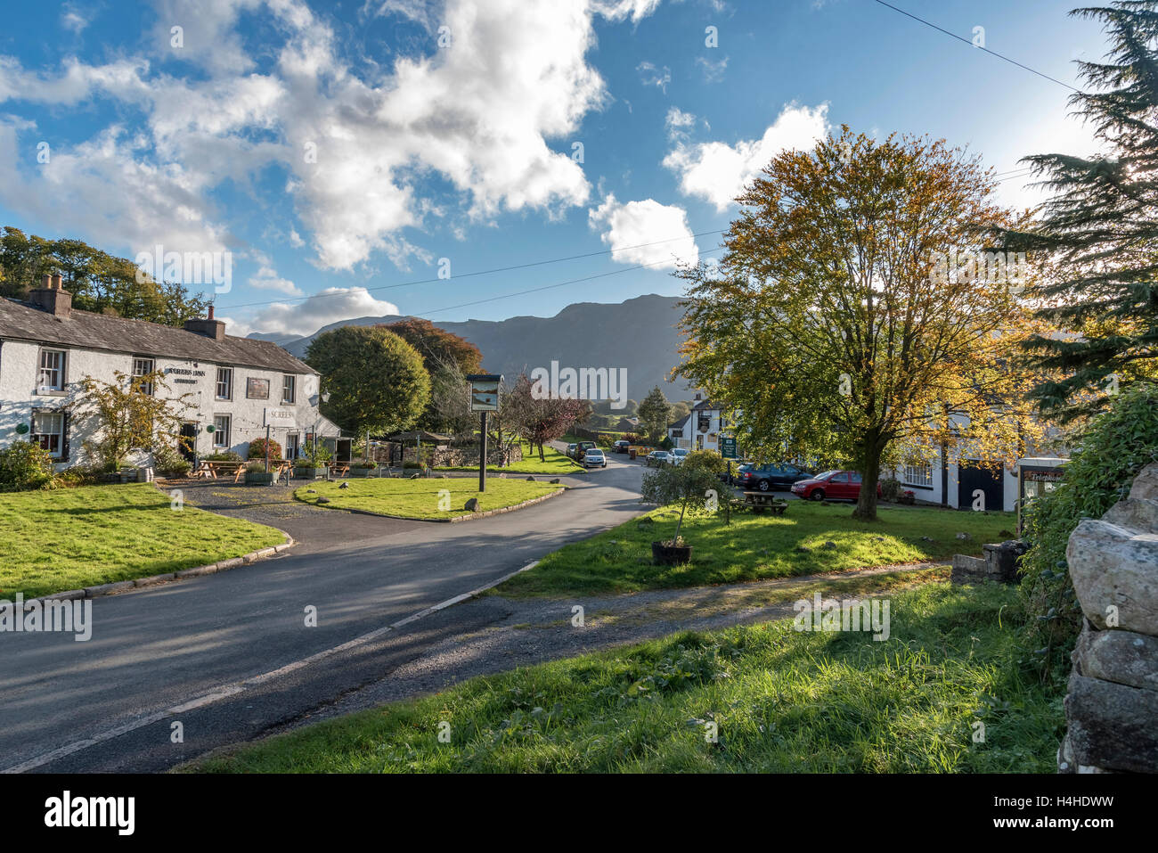 Le village de Rivamonte Agordino. Le Lake District Cumbria au nord ouest de l'Angleterre. L'éboulis Inn sur la gauche et le volet droit pub Banque D'Images