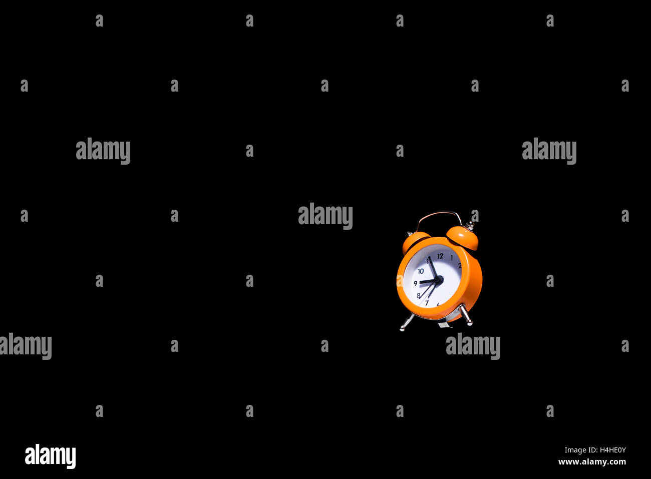 Horloge flottant dans l'espace noir.Théorie de la relativité. Banque D'Images