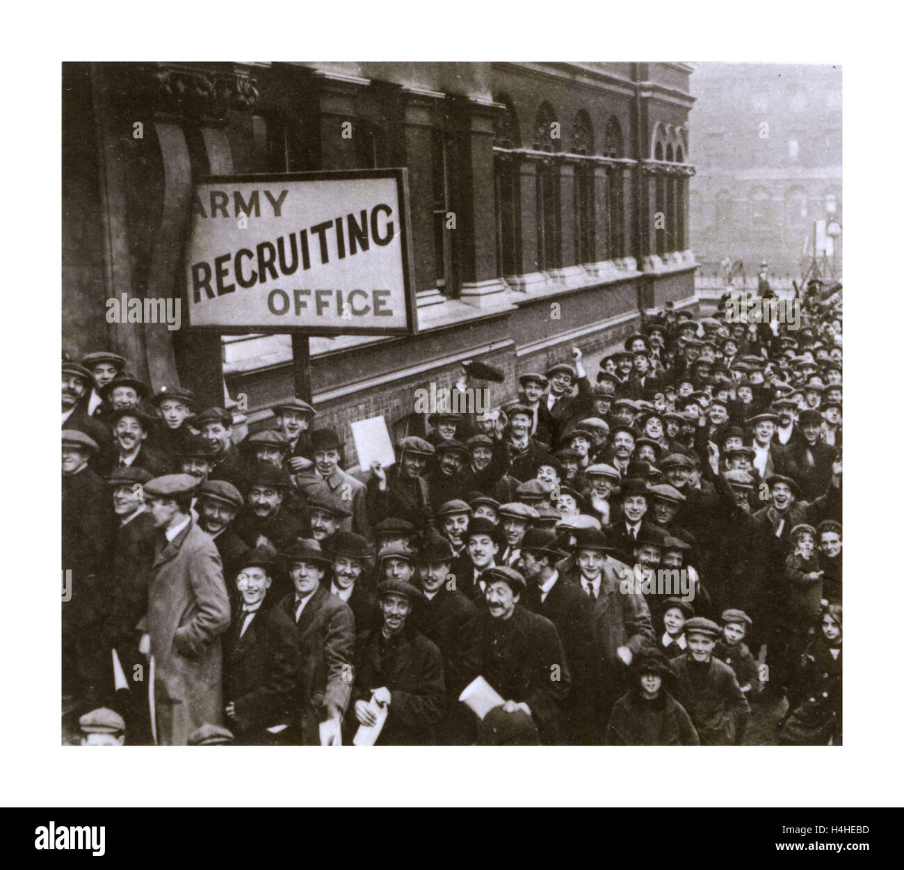 WW1 Army Recruiting Office avec des foules de jeunes hommes heureux prêts et attendant de s'enrôler pour la guerre. Lord Derby campagne de recrutement.Walworth Town Hall Southwark Londres 1915 première Guerre mondiale première Guerre mondiale Banque D'Images