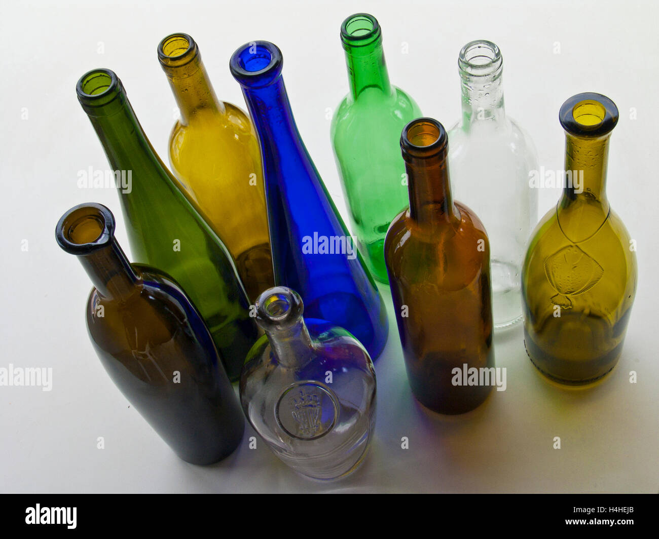 Goulots de bouteilles de vin vides Banque de photographies et d’images à haute résolution Alamy