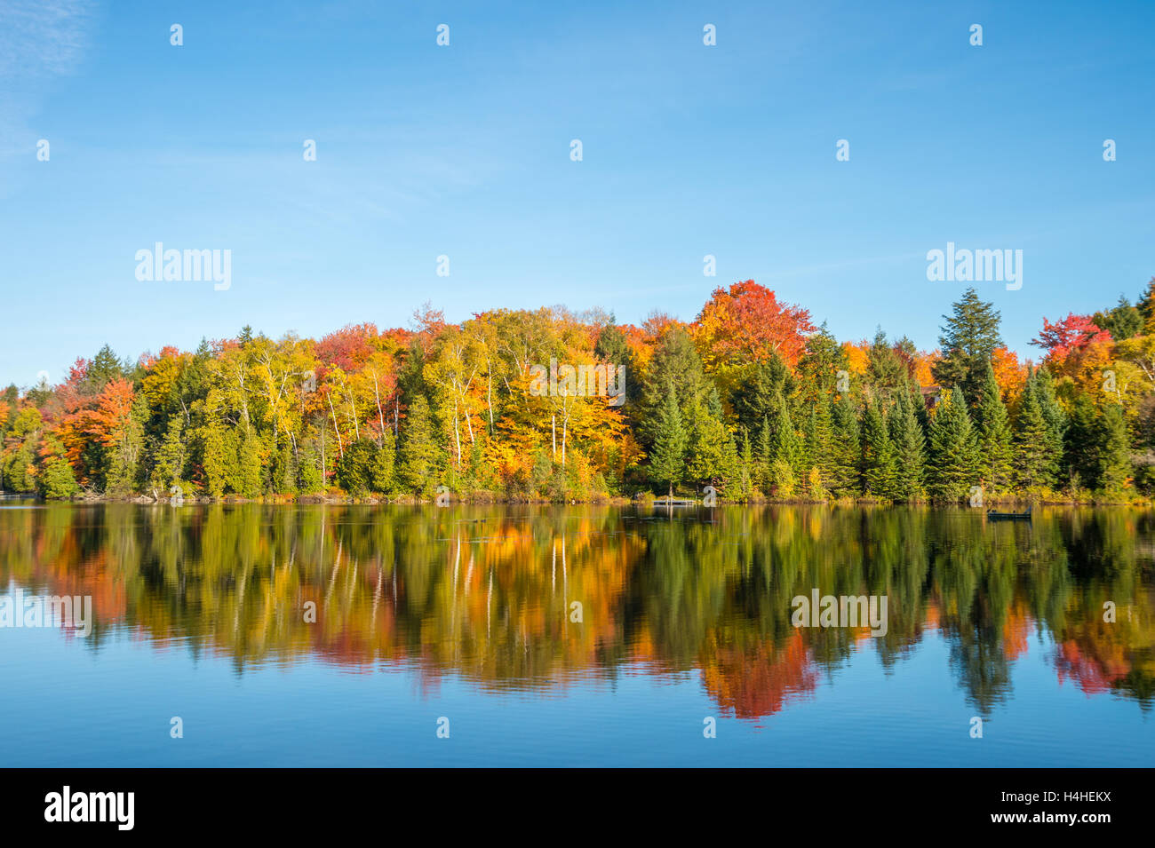 Couleurs d'automne au Québec, Canada (Lac Saint-Amour à Sainte-Anne-des-Lacs) Banque D'Images