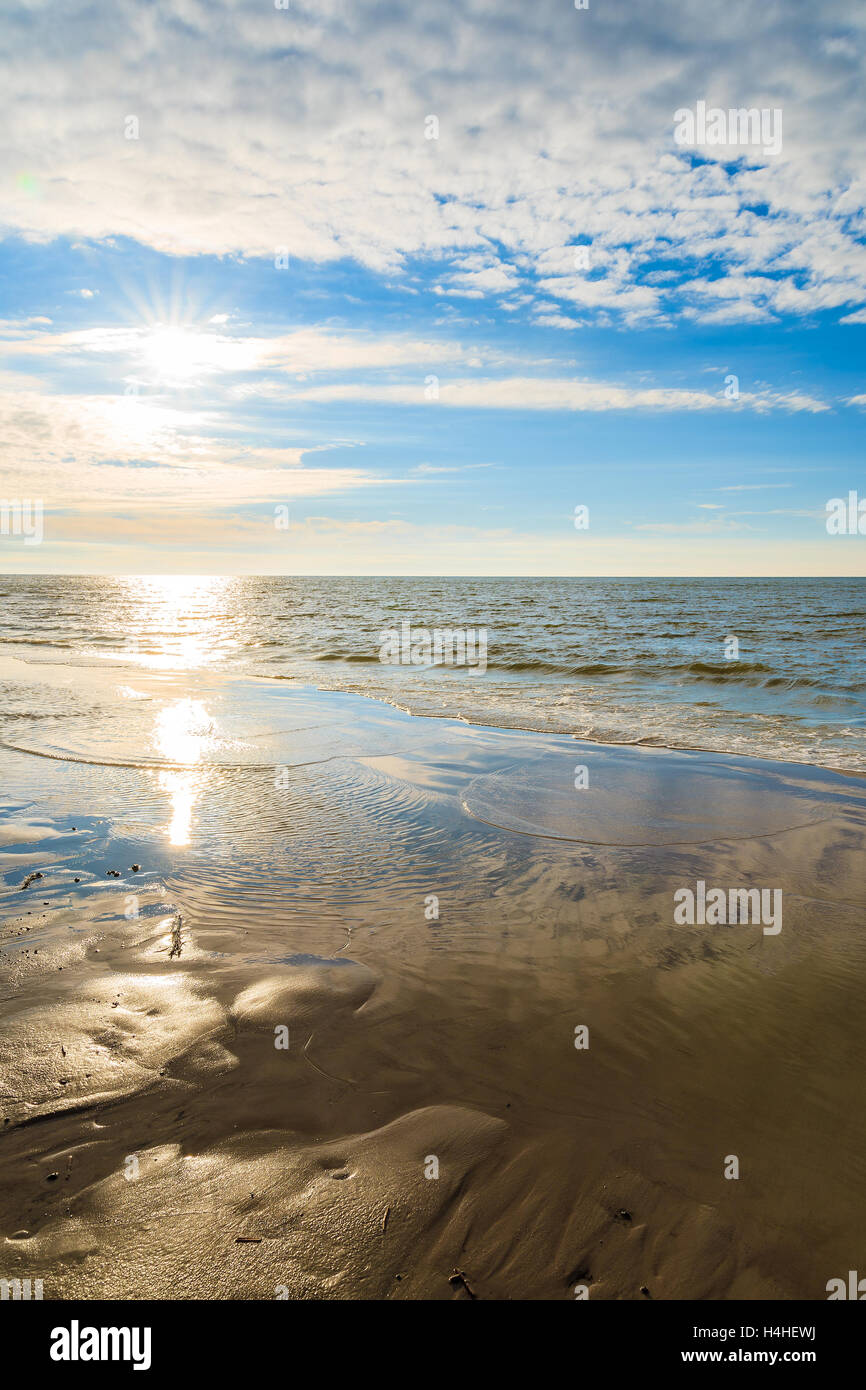 Soleil qui brille au-dessus de la mer sur la plage de la mer Baltique, Leba, Pologne Banque D'Images