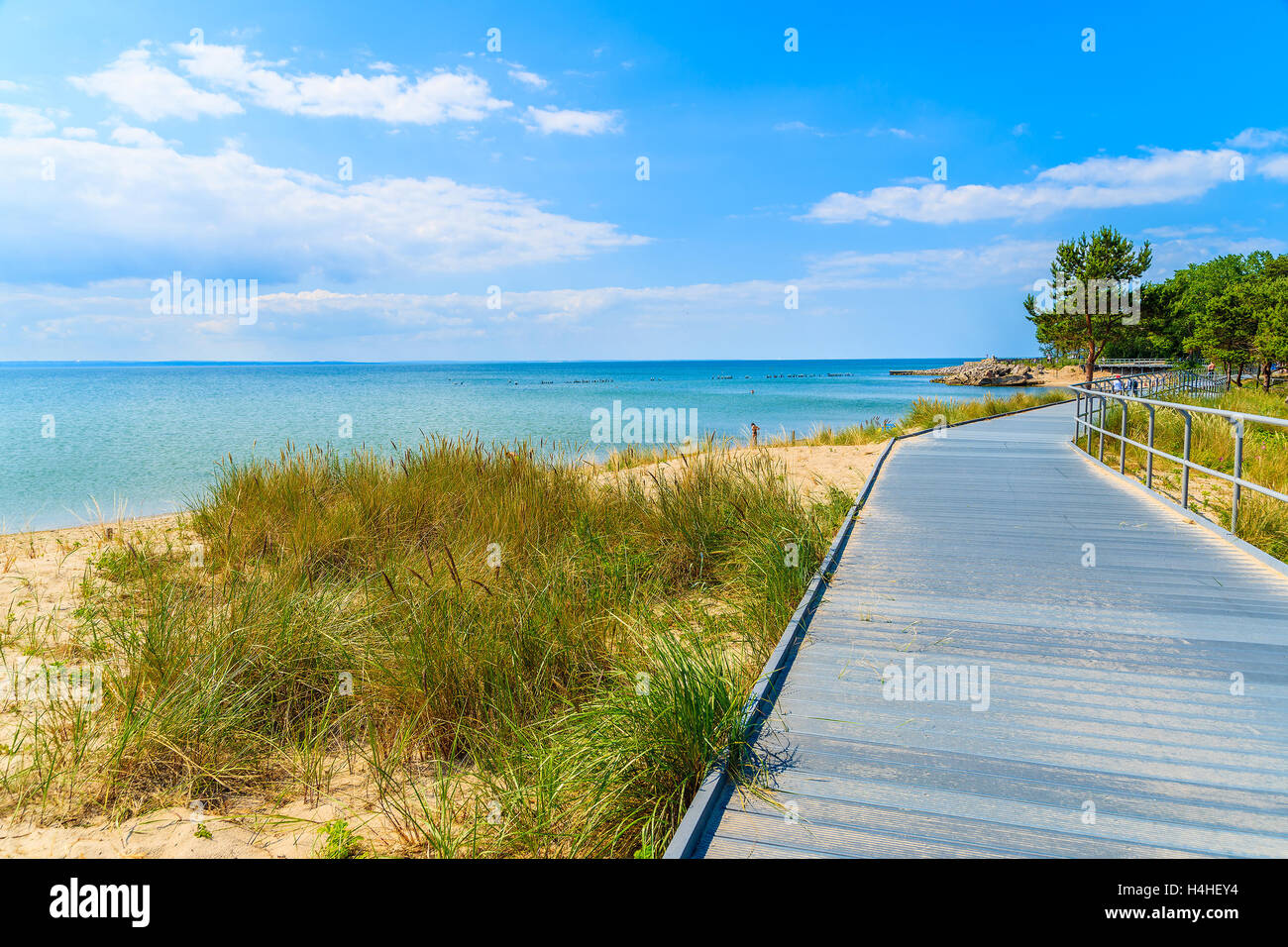 Promenade côtière le long de plage dans la baie Pucka péninsule de Hel, sur la mer Baltique, Pologne Banque D'Images