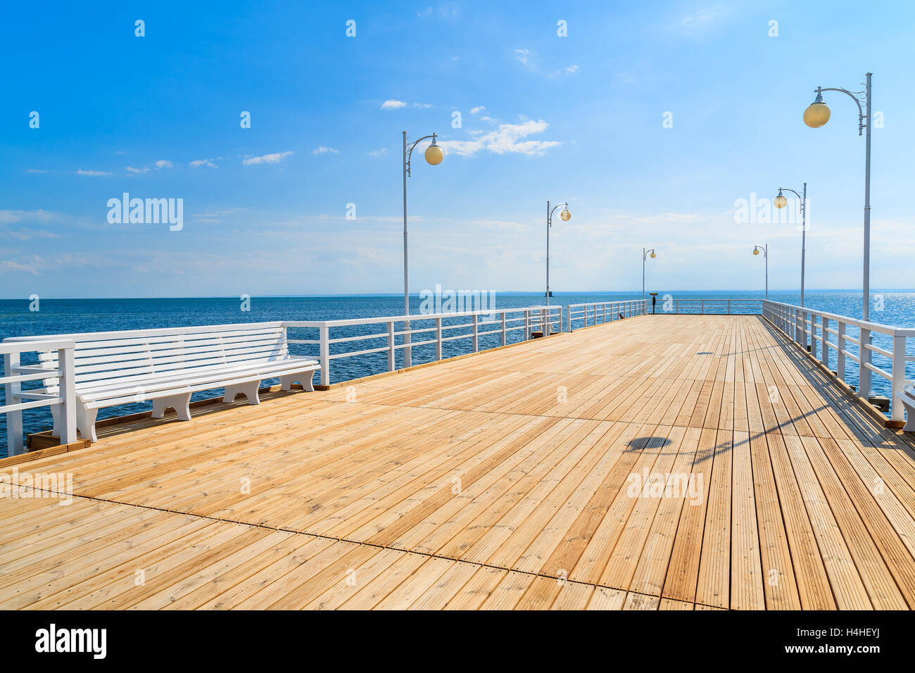 Une jetée en bois en Jurata ville sur la côte de la mer Baltique, péninsule de Hel, Pologne Banque D'Images