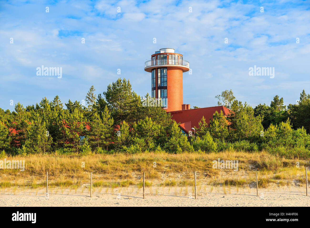 La tour phare sur Debki plage, mer Baltique, Pologne Banque D'Images