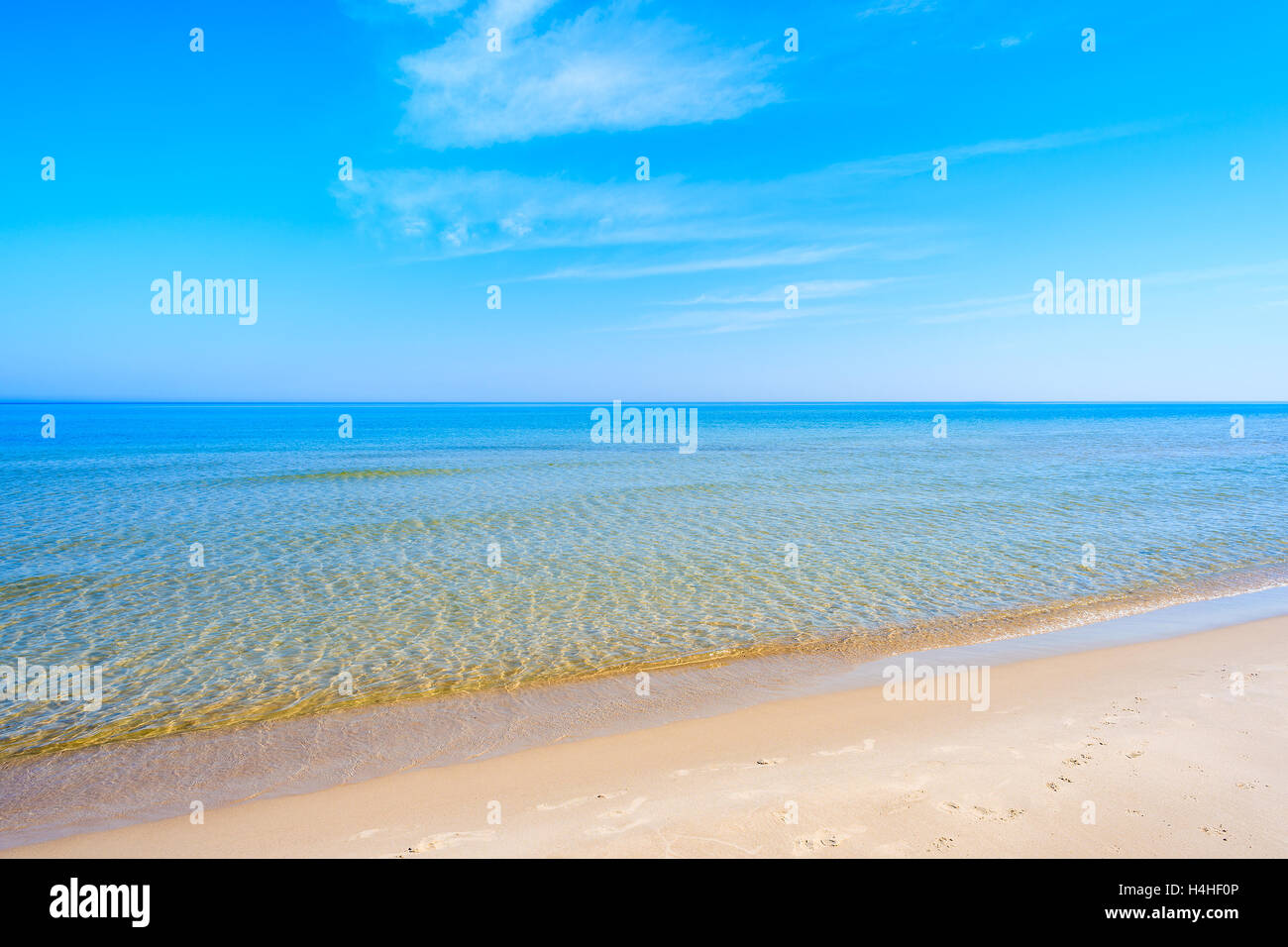 Plage de sable avec calme la mer d'azur de l'eau dans la mer Baltique, Leba, Pologne Banque D'Images