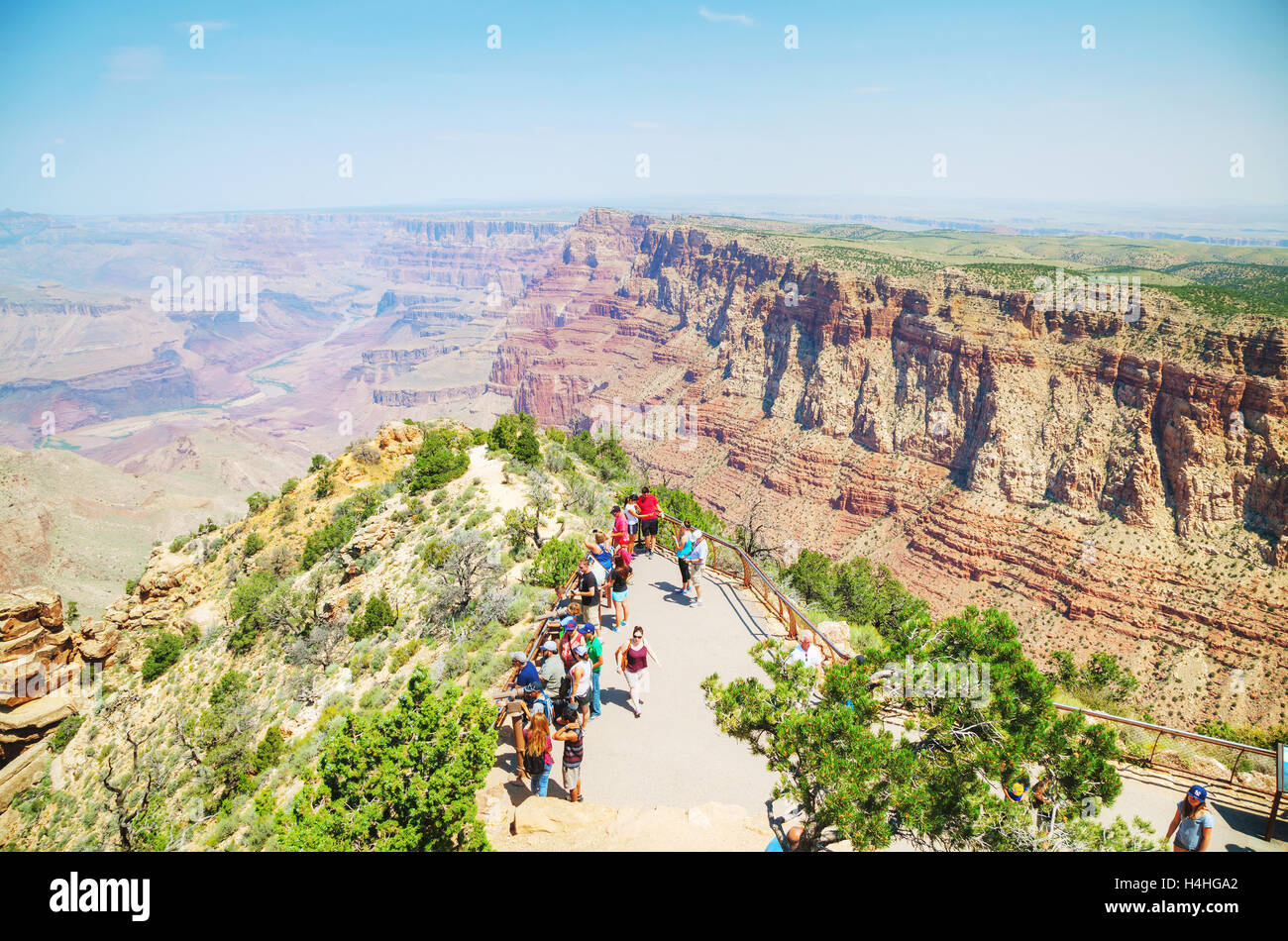 GRAND CANYON VILLAGE, AZ - 20 août : de Monde Desert view point de guet au Grand Canyon National Park Banque D'Images GRAND CANYON VILLAGE, AZ - 20 août : de Monde Desert view point de guet au Grand Canyon National Park Banque D'Images