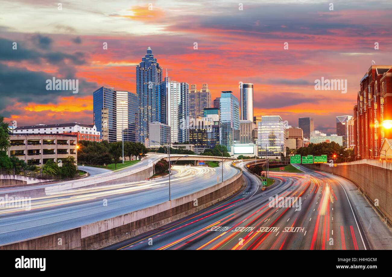 Vue panoramique du centre-ville d'Atlanta, Géorgie, à l'heure du coucher de soleil. Banque D'Images