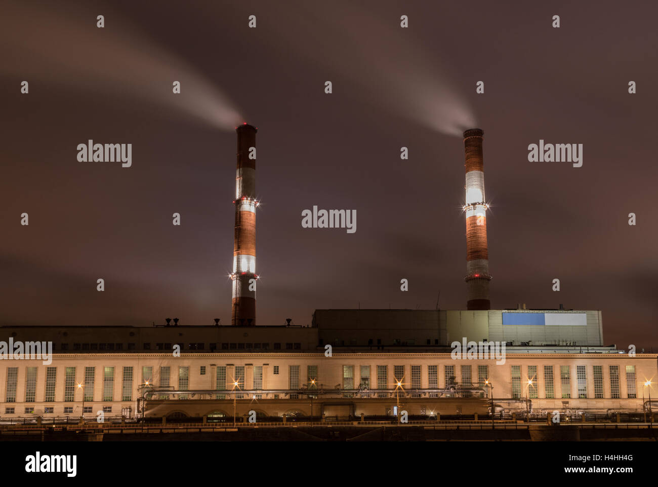 Usine avec deux cheminée contre le ciel de nuit Banque D'Images