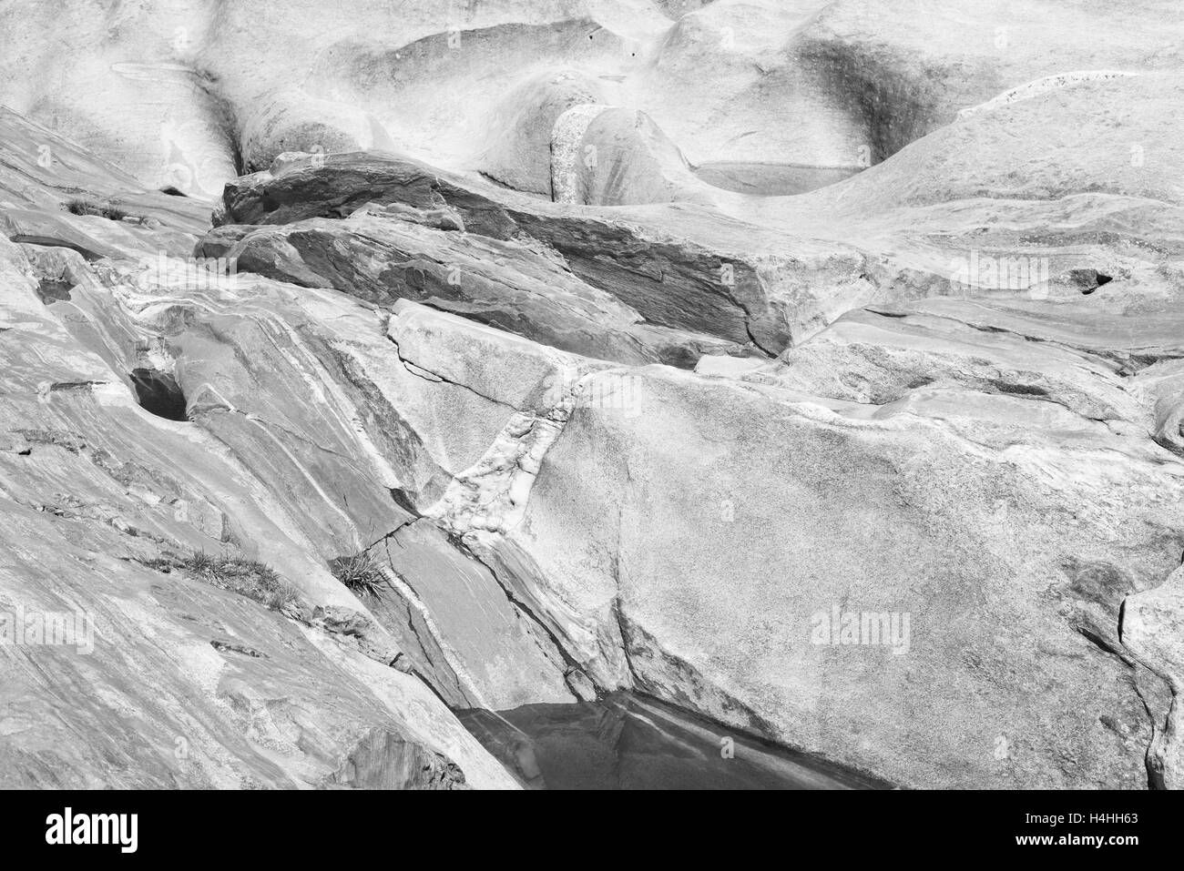 Noir et blanc graphique vue du Val Verzasca rochers, Suisse. Banque D'Images
