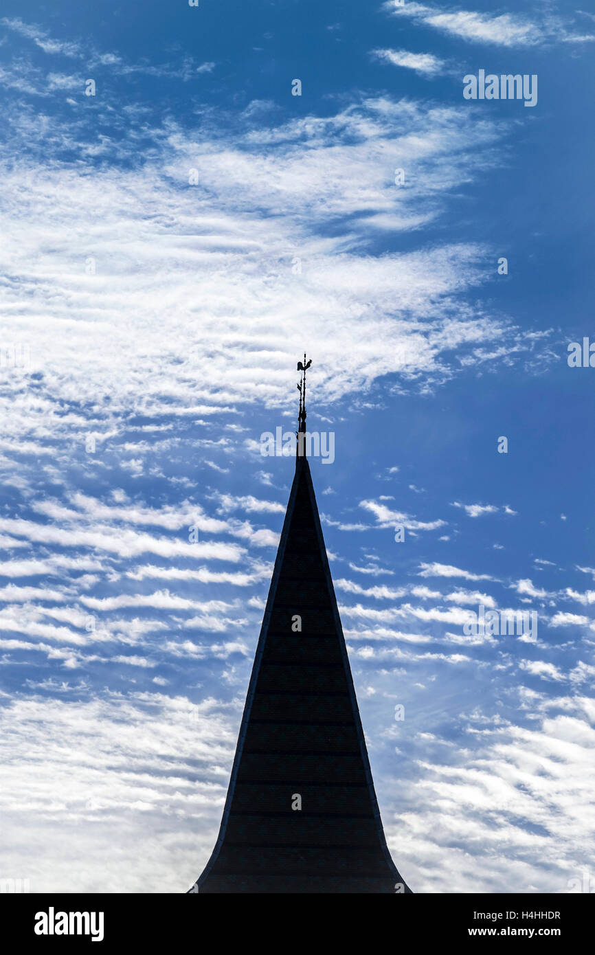 Silhouette de clocher de l'église contre les Cirrus - France. Banque D'Images