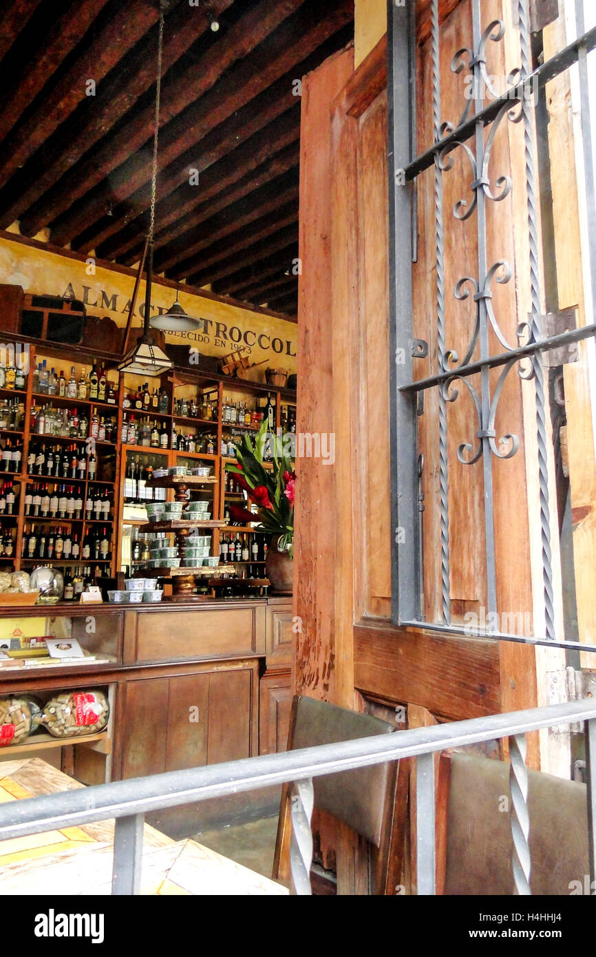 Antigua, Guatemala - 16 juin 2011 : des bouteilles de vin et d'alcool à la barre à Almacen Troccoli à Antigua, au Guatemala. E Banque D'Images