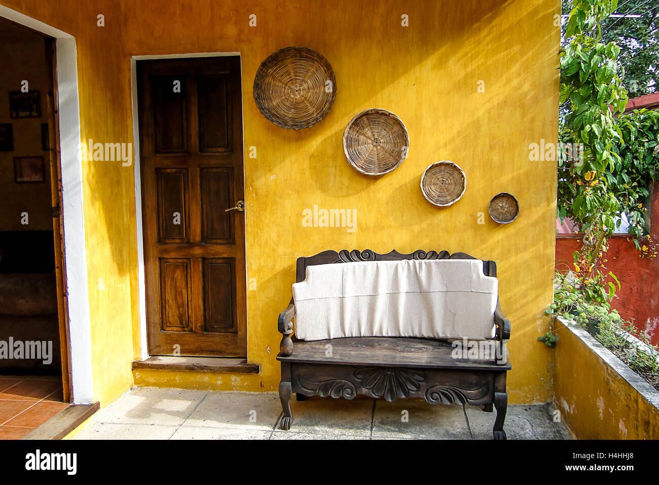 Antigua, Guatemala - 16 juin 2011 : cour-jardin avec coin et la flore en plus de décoration. Utilisez uniquement éditoriale Banque D'Images
