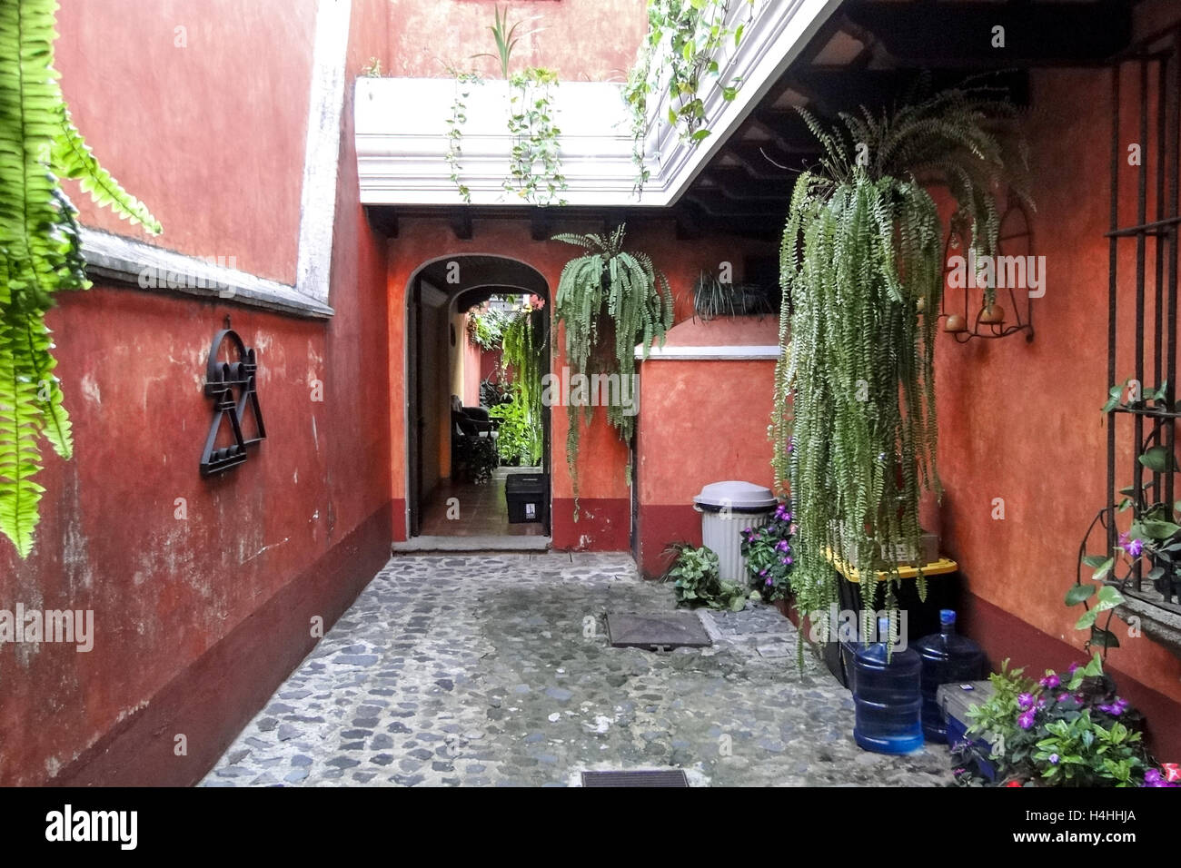 Antigua, Guatemala - 16 juin 2011 : cour-jardin avec coin et la flore en plus de décoration. Utilisez uniquement éditoriale Banque D'Images