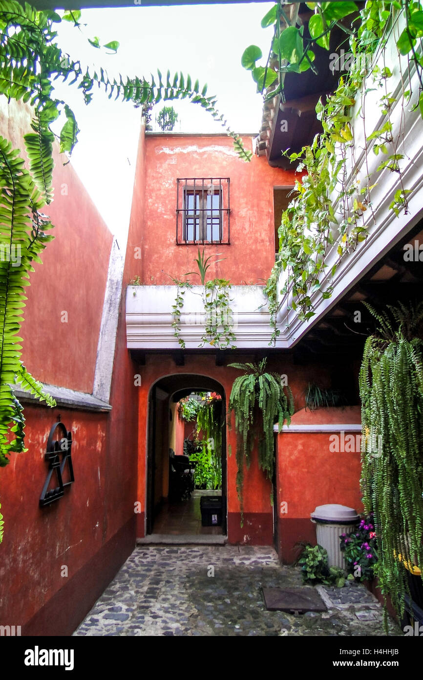 Antigua, Guatemala - 16 juin 2011 : cour-jardin avec coin et la flore en plus de décoration. Utilisez uniquement éditoriale Banque D'Images