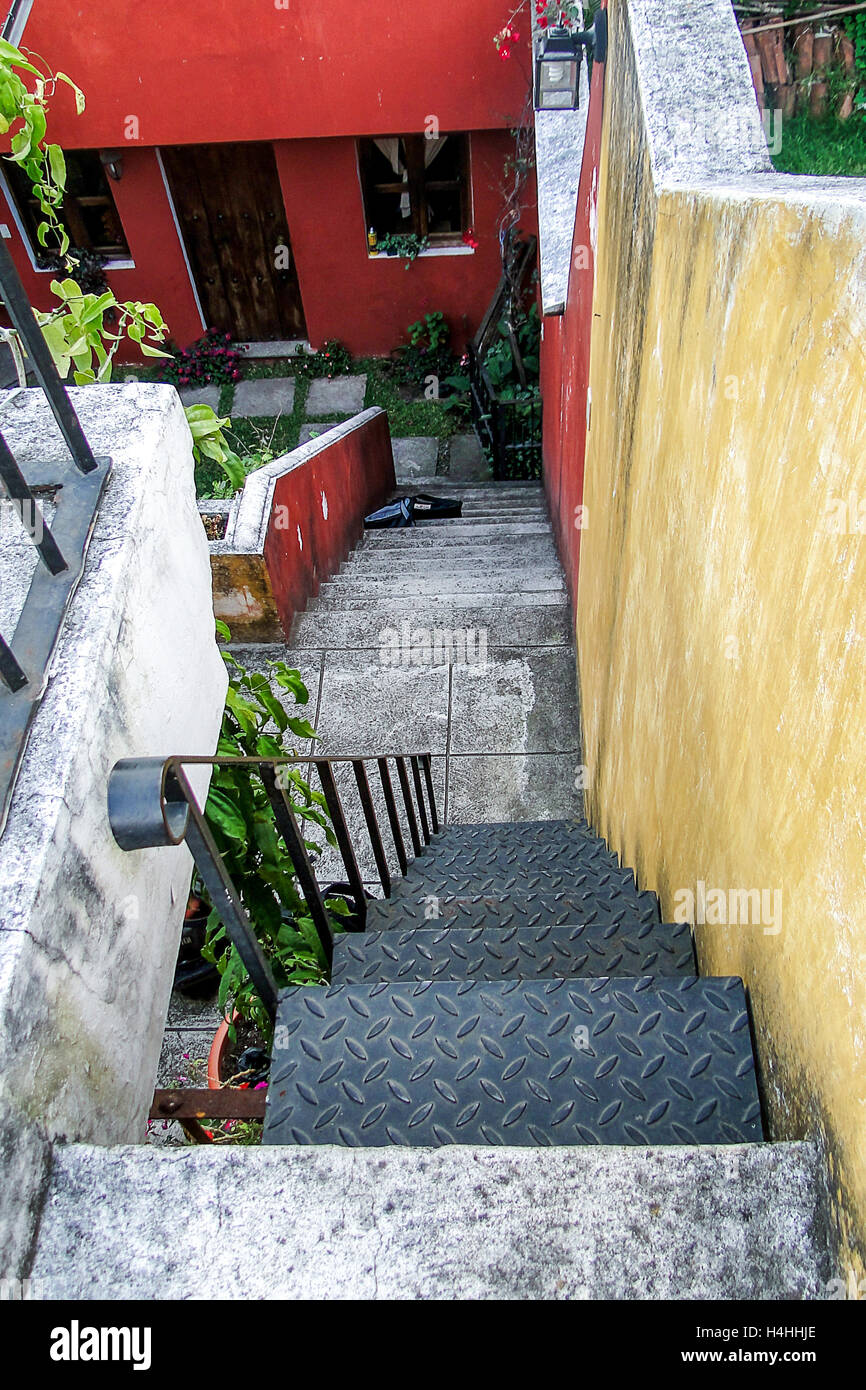 Antigua, Guatemala - 16 juin 2011 : cour-jardin avec coin et la flore en plus de décoration. Utilisez uniquement éditoriale Banque D'Images